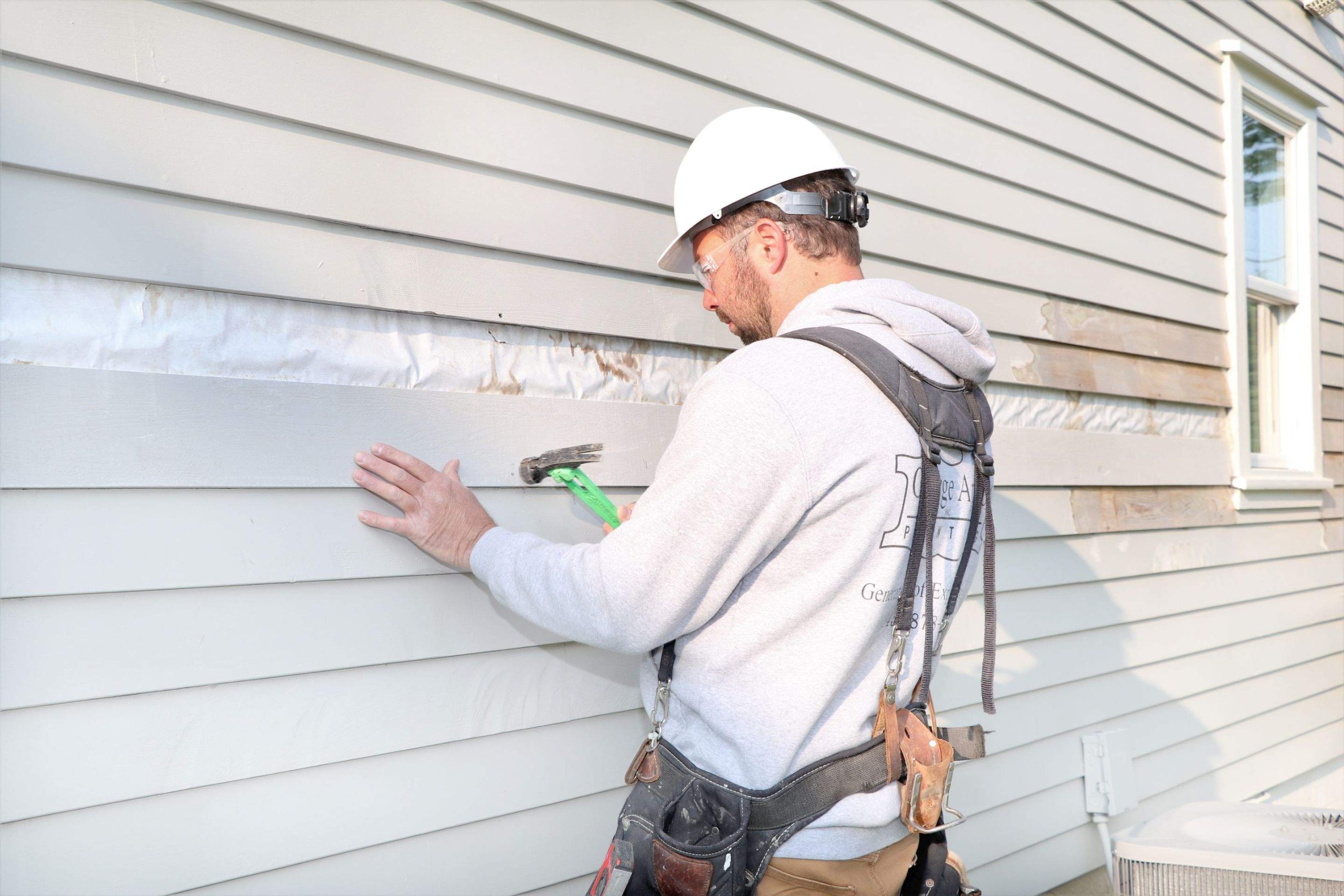 carpenter installing new siding